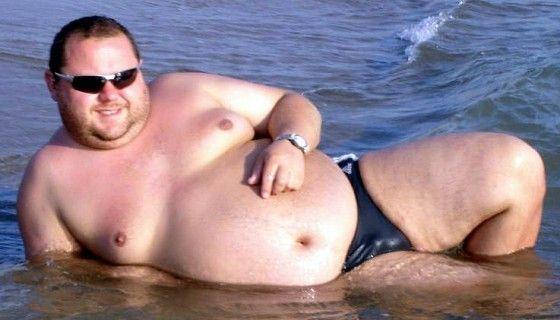 fat-guy-speedo-e1435635369562-560x320.jpg